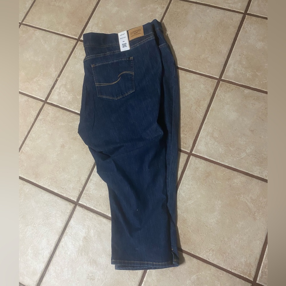 Woman’s Signature Levi Strauss Denim Capris Size 28M NWTS